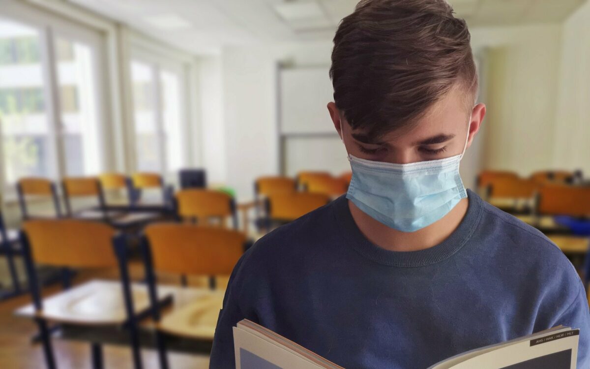 Schüler mit Maske im Klassenzimmer zu Coronazeiten Schüler mit Maske im Klassenzimmer zu Coronazeiten